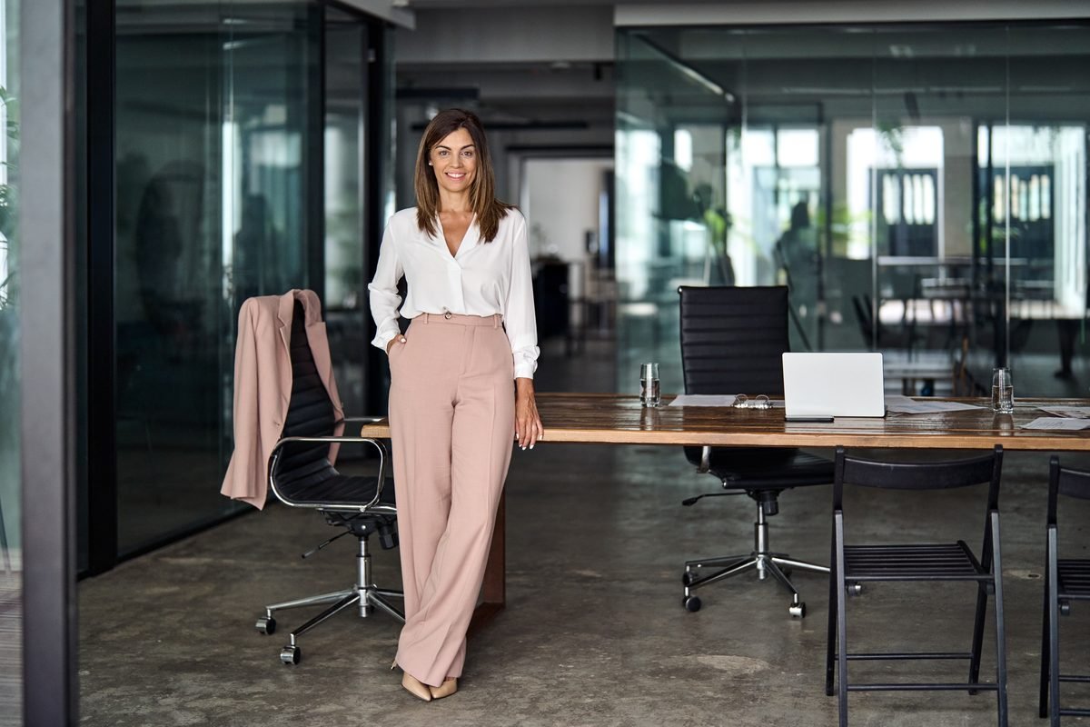 Una consulente del team accoglie un'impresa in ufficio
